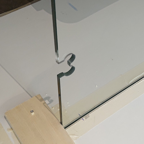 Glasvägg 1400x1984 mm, monterad höjd 2000 mm, härdat säkerhetsglas